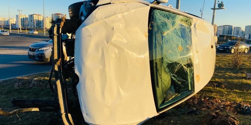 Diyarbakır’da takla atan otomobil hurdaya döndü