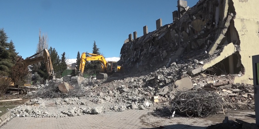 58 yıllık Kulp Hükümet Konağı yıkılıyor