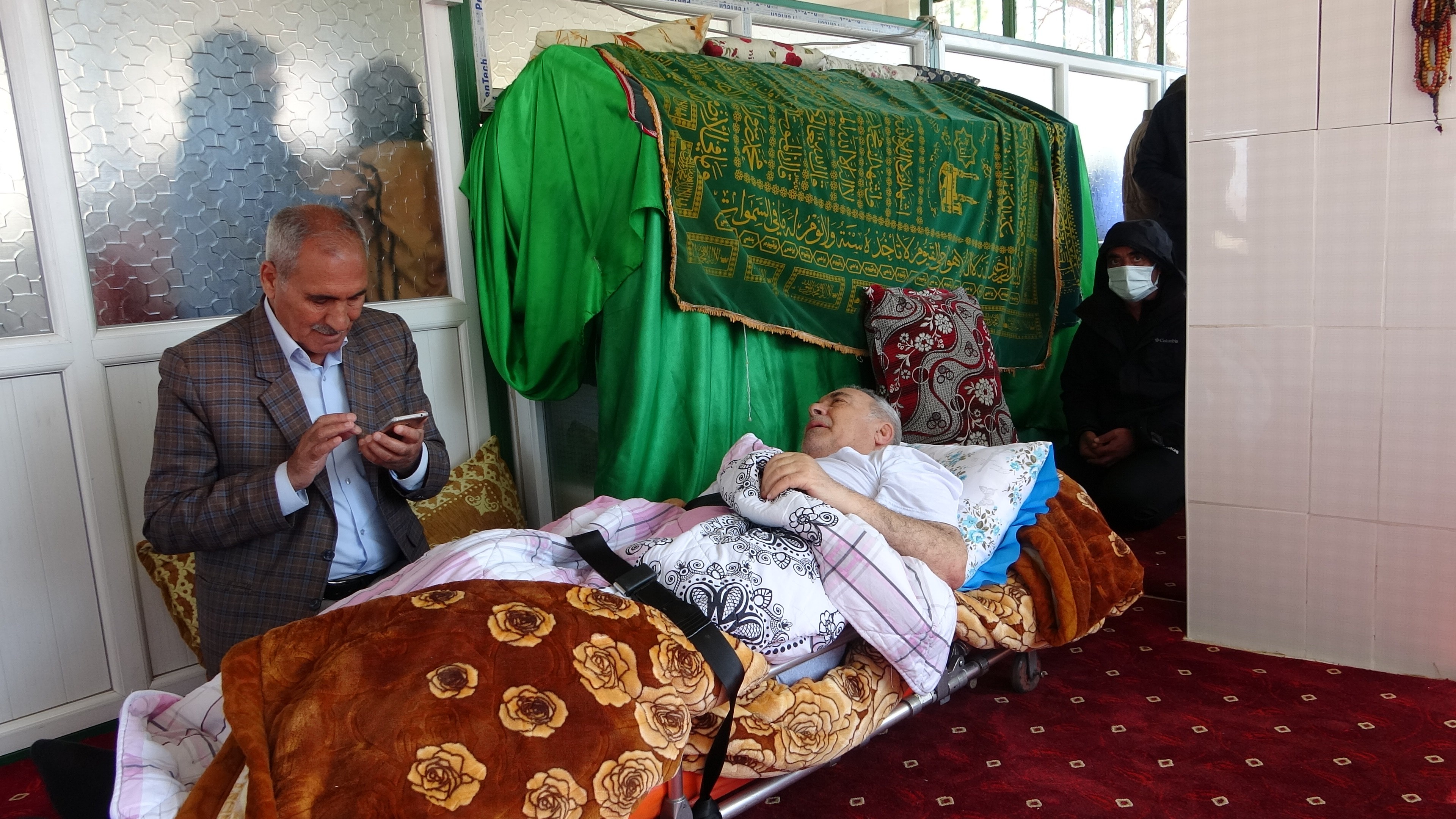 Sedyeyle gelen yürüyerek çıkıyor