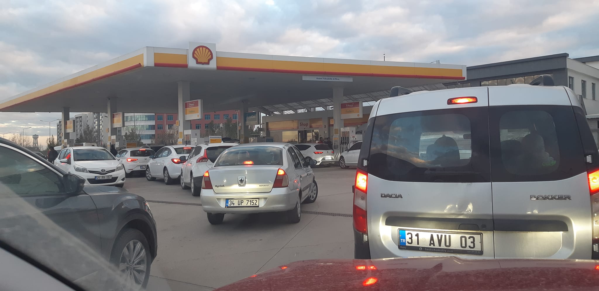 Diyarbakır’da zam öncesi benzin istasyonlarında kuyruk oluştu