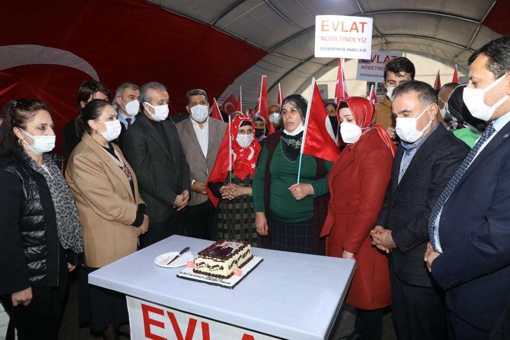 AK Parti heyetinden evlat nöbeti tutan ailelere ziyaret