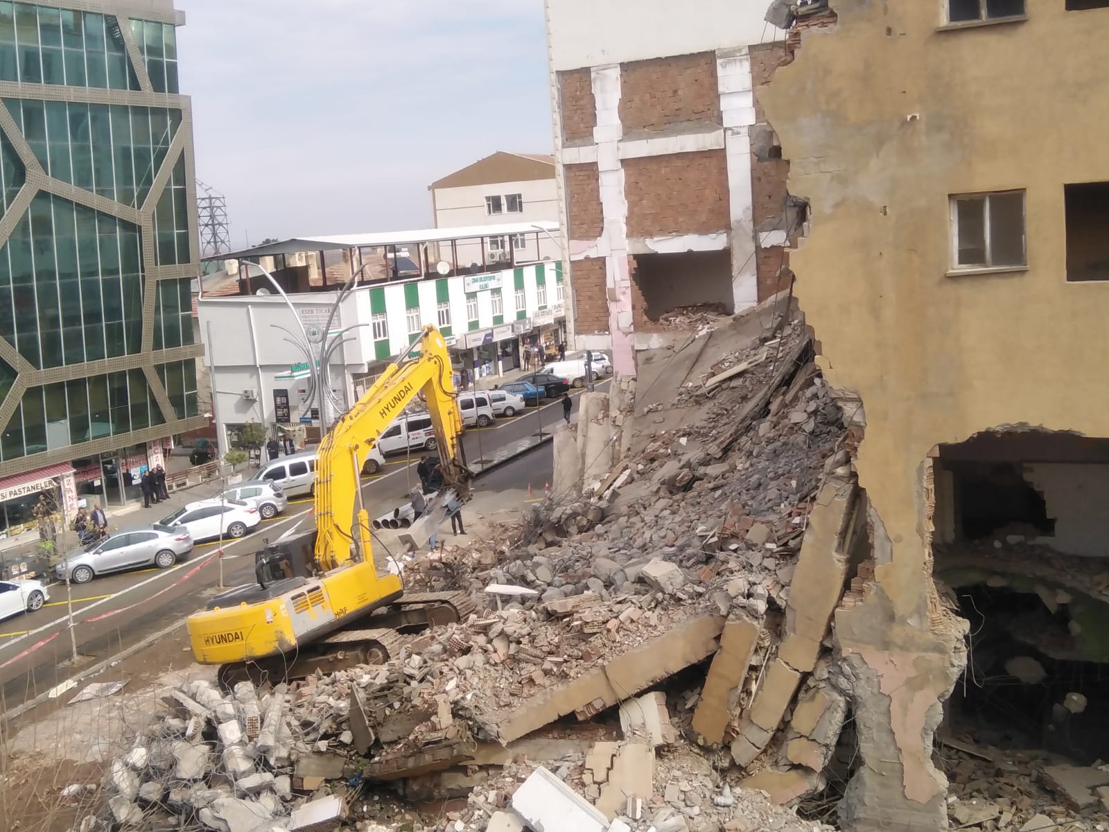 VİDEO - Çınar’da boşaltılan bina yıkıldı