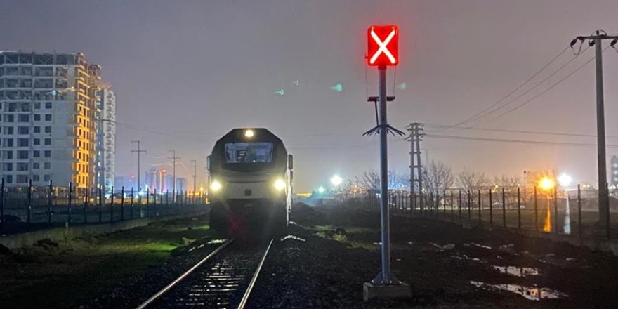 Diyarbakır’da trenin çarptığı genç kadın ağır yaralandı