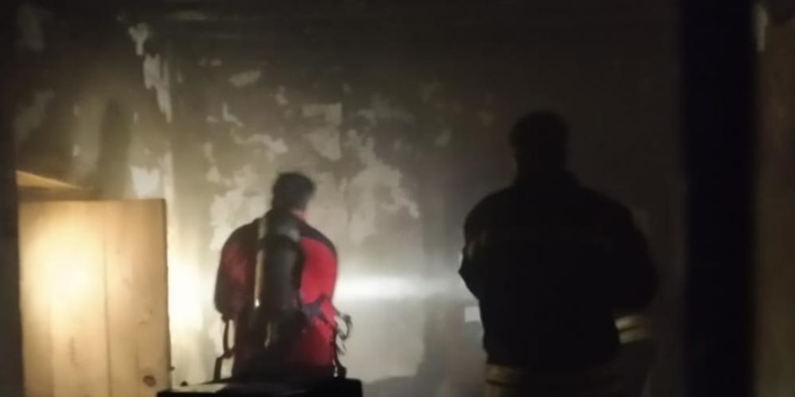 Diyarbakır’da toprak evde yangın: Ev kullanılamaz hale geldi.