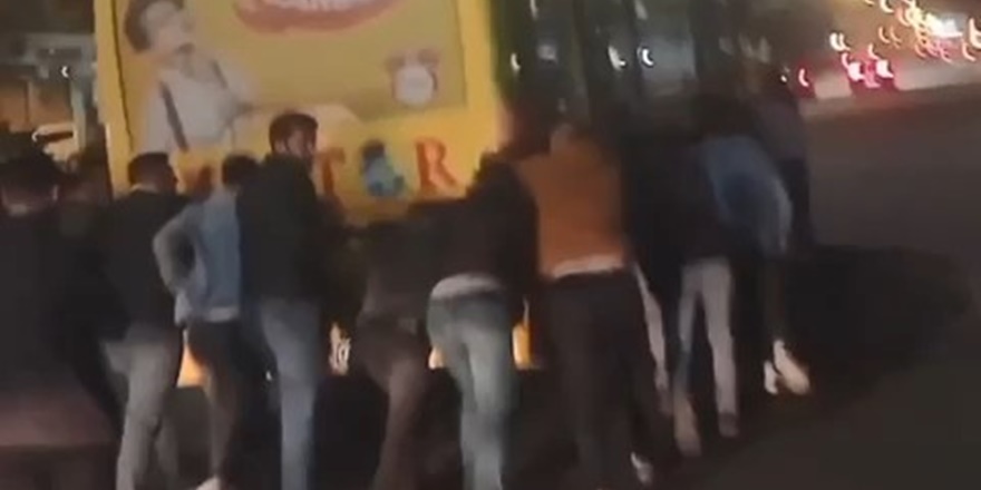 VİDEO - Diyarbakır’da halk otobüsünün yakıtı bitti, yolcular itti