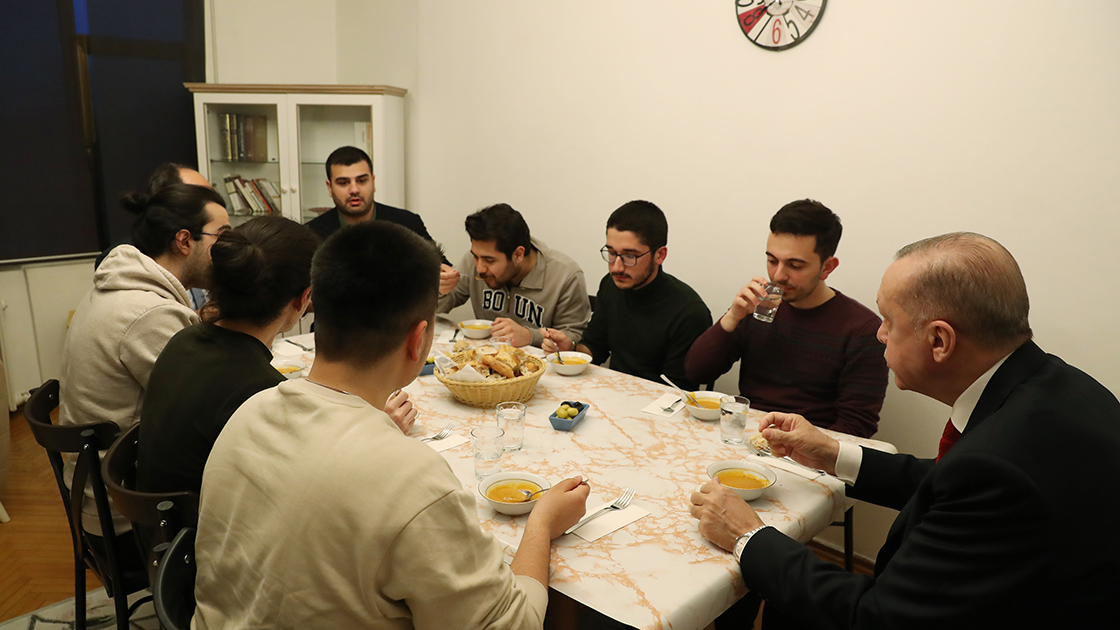 Erdoğan öğrencilere misafir oldu