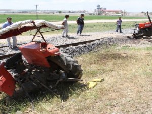 Tren traktörü ikiye böldü: 1 yaralı