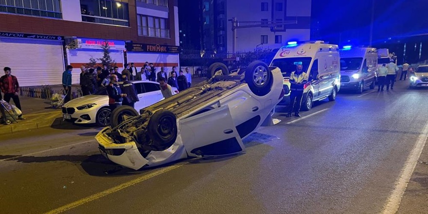 Diyarbakır’da kontrolü kaybedilen otomobil takla attı