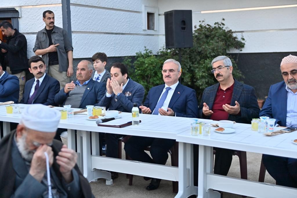 Diyarbakır Valisi, Bismil'de iftarda vatandaşlarla buluştu