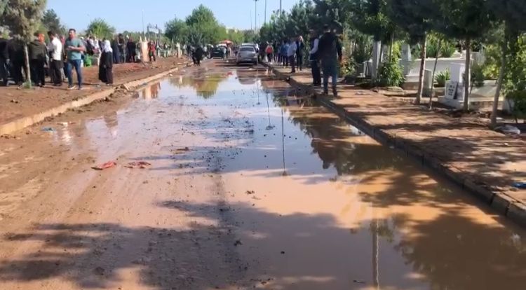 Diyarbakır’da mezarlık çamur içinde kaldı