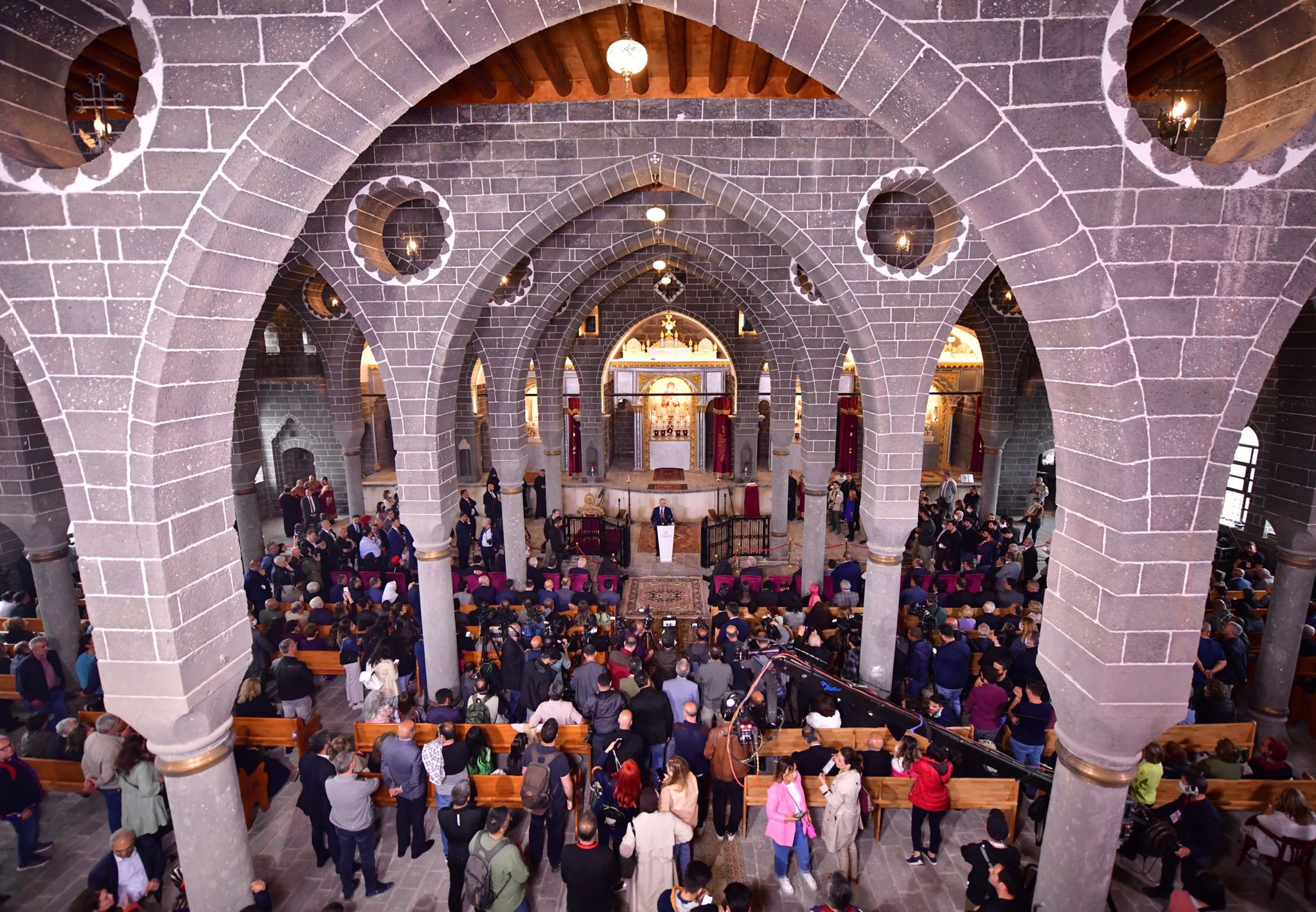 VİDEO- Surp Giragos Ermeni Kilisesi 7 yıl aradan sonra açıldı