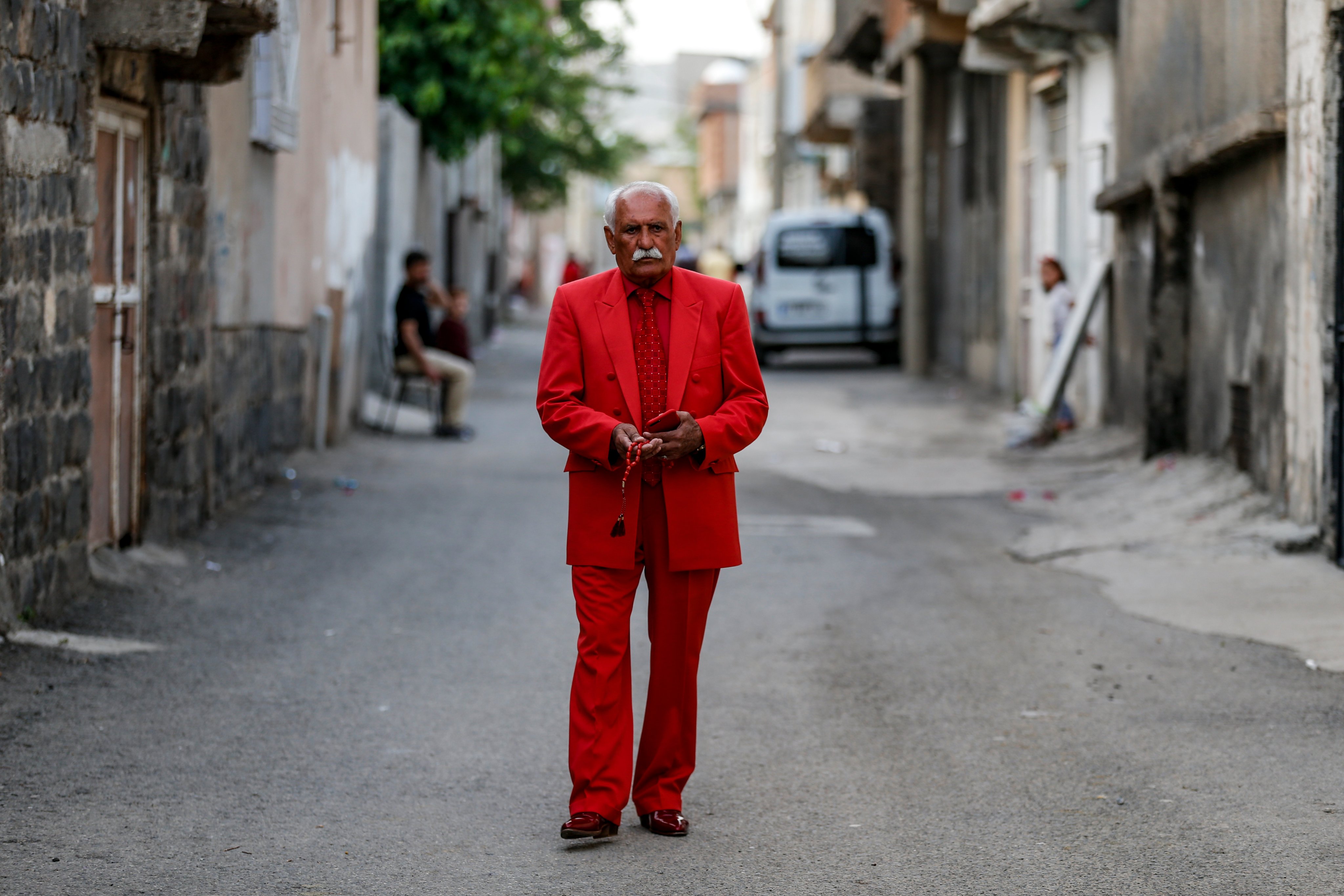 Cizreli Selim amcanın renkli giyim tarzı ilgi görüyor
