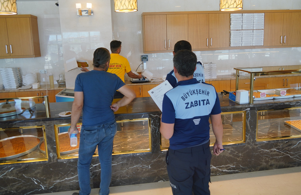 Tatlıcılara bayram baskını!