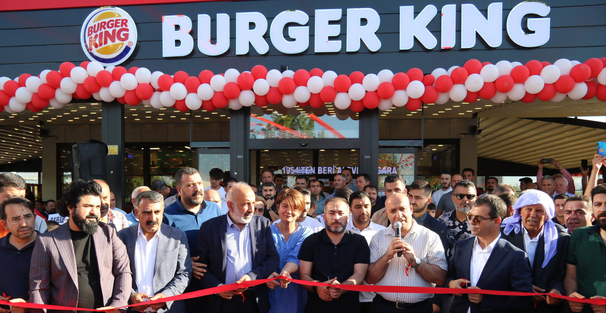 VİDEO- Diyarbakır’da Türkiye’nin en büyük Burger King şubesi açıldı