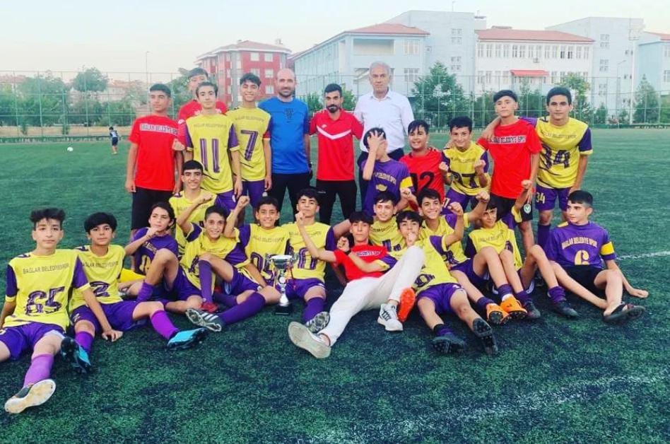Bağlar Belediyespor’un U14 şampiyon oldu