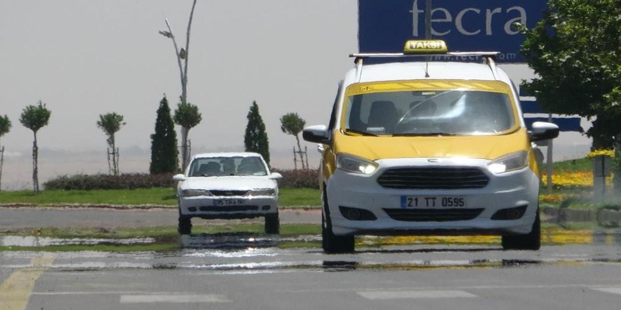 Diyarbakır’da asfalt buharlaştı, çocuklar 'Anzele Plajı'na koştu