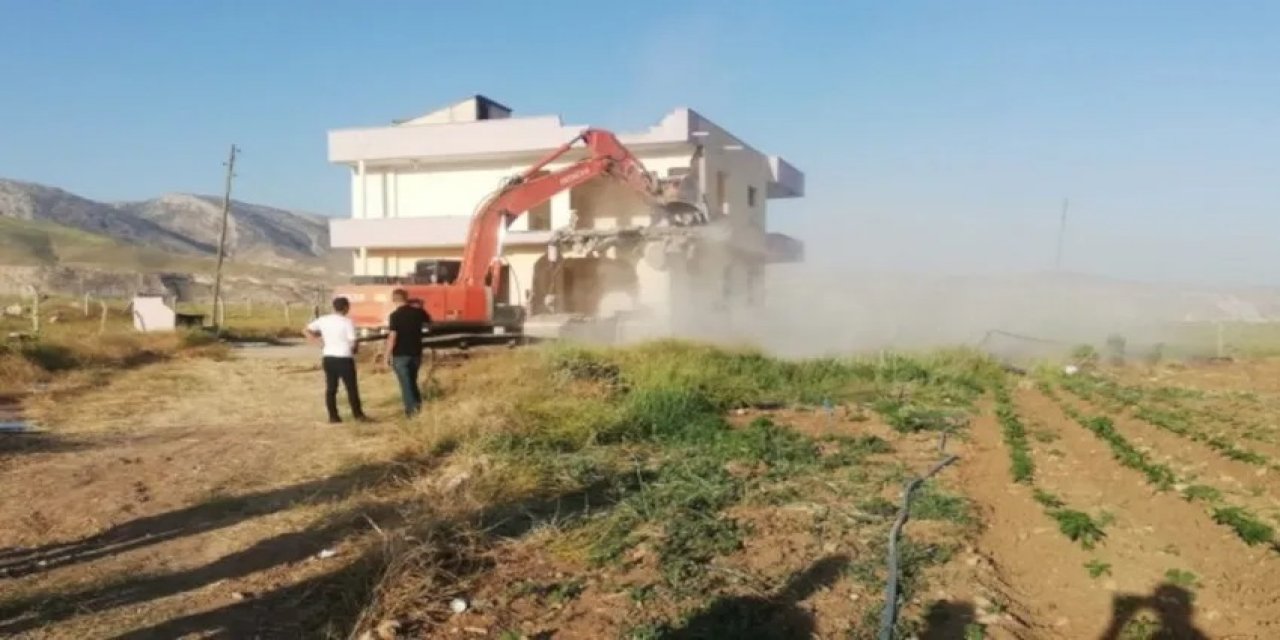 Hasankeyf’in son evi belediye tarafından yıkıldı