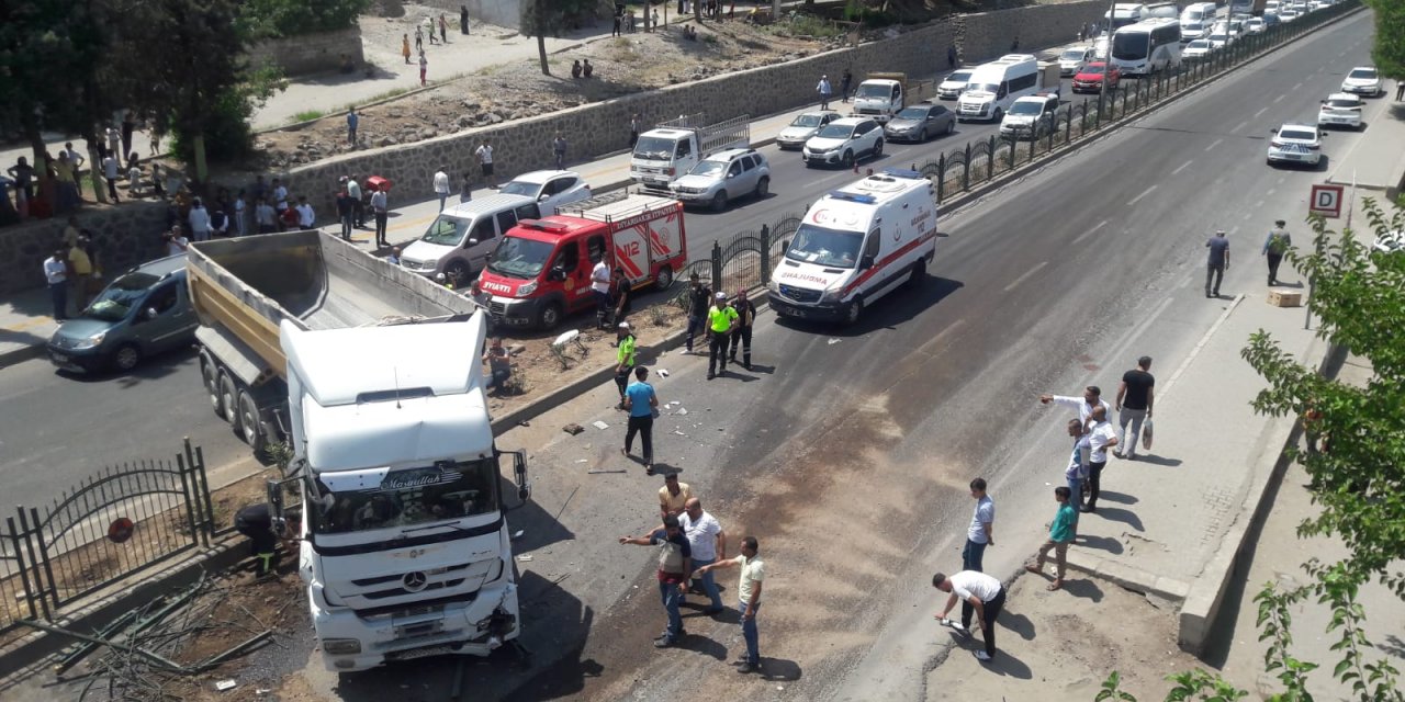 VİDEO - Diyarbakır’da trafik kazası: 5 yaralı