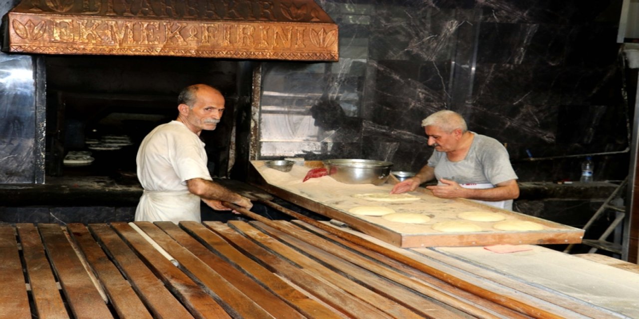 Sıcak havanın etkili olduğu Cizre’de esnaf öğle saatlerinde iş yerini kapatıyor