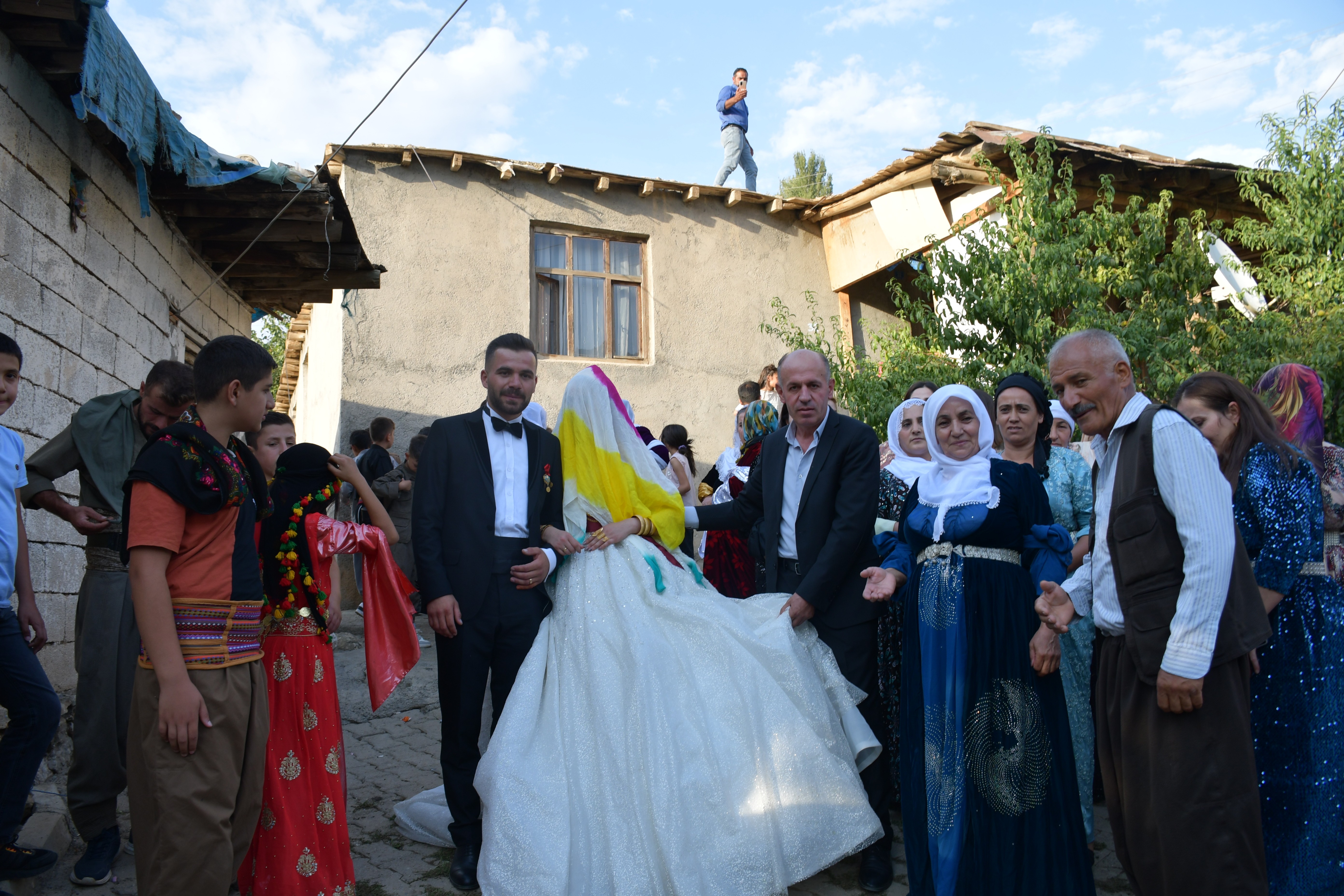 100 yıllık damda gelin karşılama geleneği sürüyor