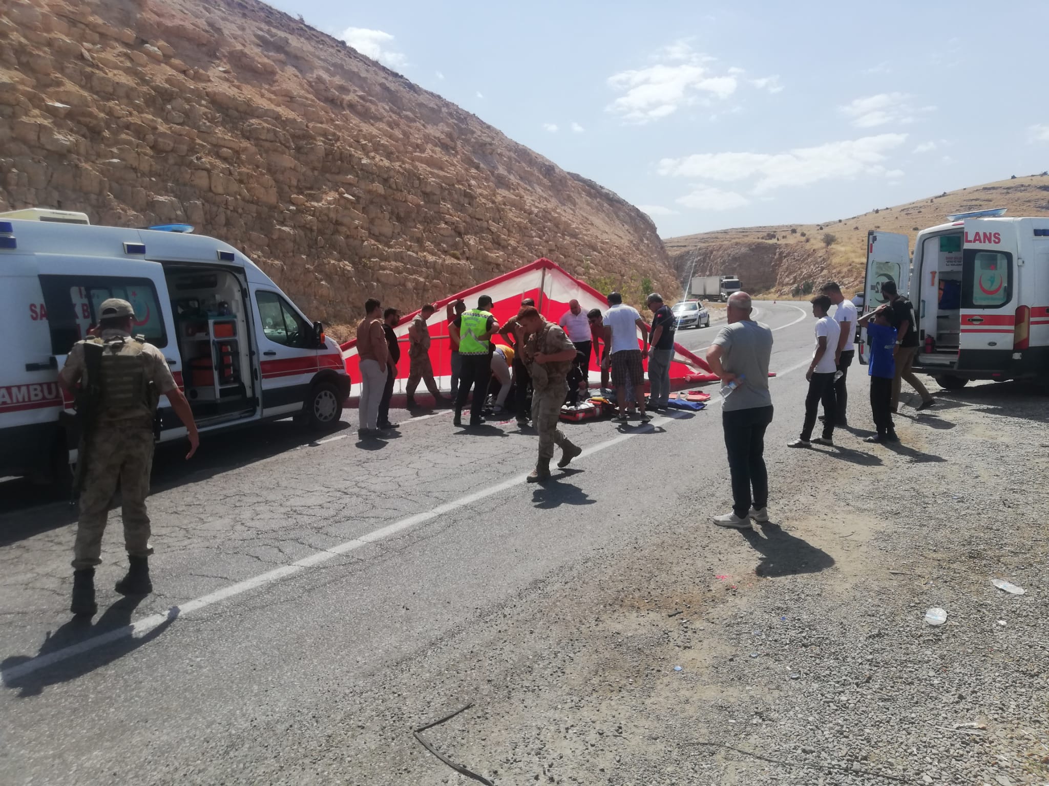 Batman'da yamaç paraşütü yapan iki kişi inişte yola düştü