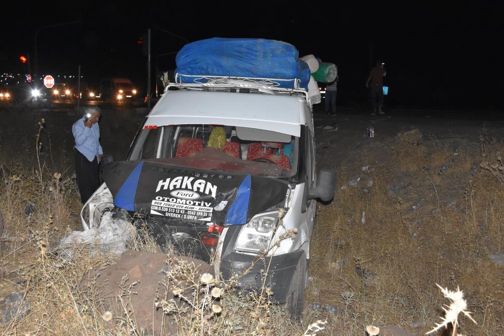 Mevsimlik işçileri taşıyan minibüs kaza yaptı: 16 yaralı