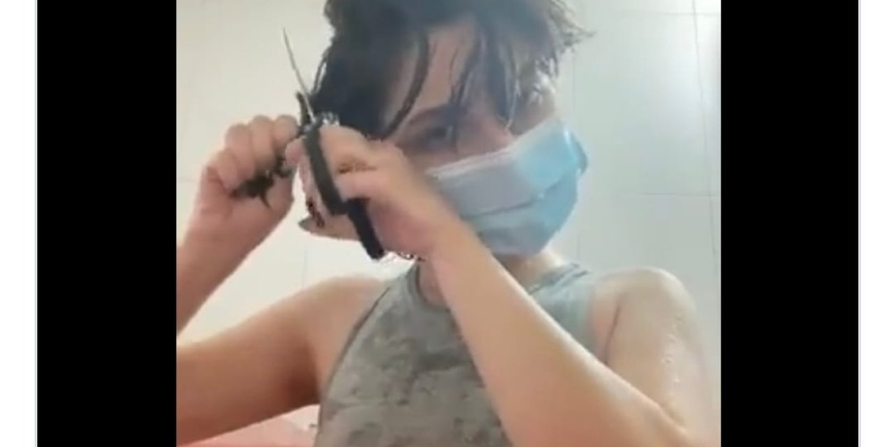 Kadınlardan Amini için saç kesme eylemi