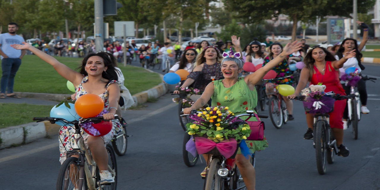 Diyarbakır’da “Süslü Kadınlar” pedal çevirdi