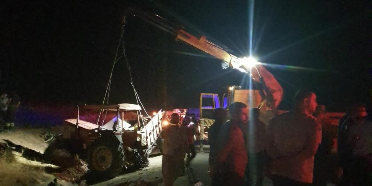 Traktör ile kamyon çarpıştı: 1 ölü, 6 yaralı