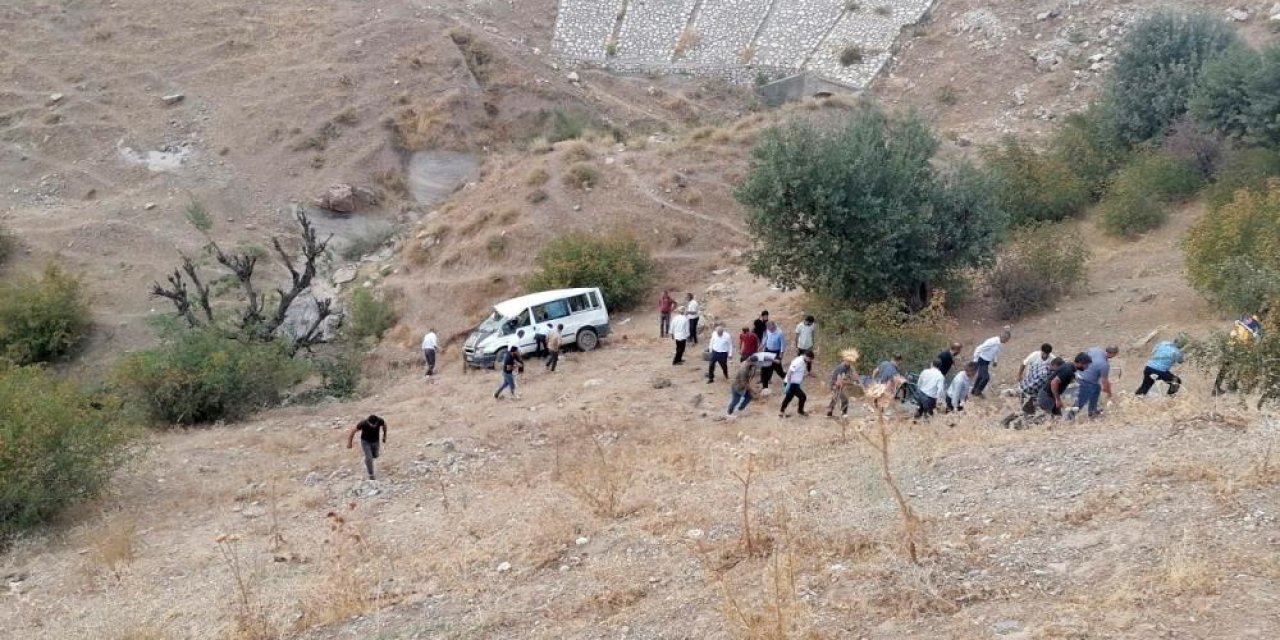 İşçi taşıyan midibüs uçuruma yuvarlandı: 6 yaralı