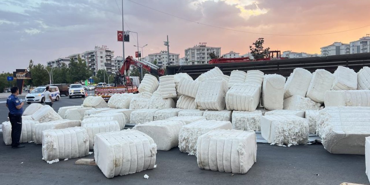 Diyarbakır’da hızını alamayan pamuk yüklü tır yan yattı