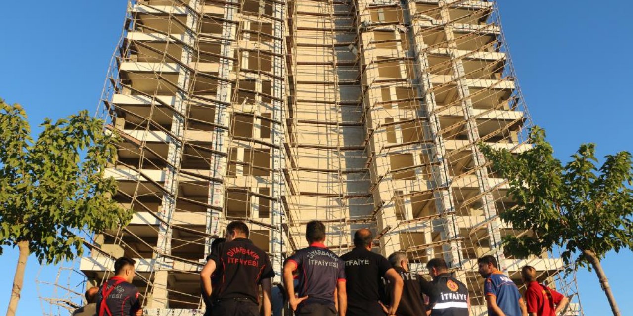 Çöken iskelede mahsur kalan işçiler, iple hayata tutundu