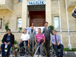 ENGELLİ SPORCULARA TEKERLEKLİ SANDALYE DAĞITILDI