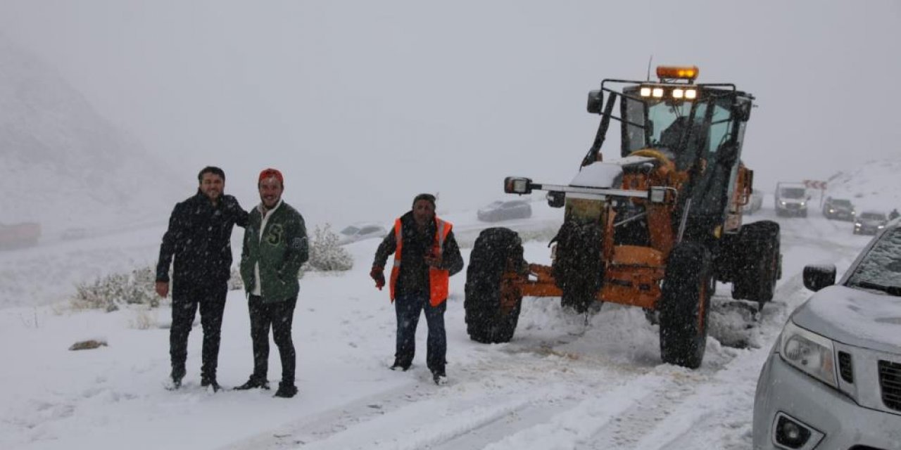 Van-Bahçesaray yolu kapandı