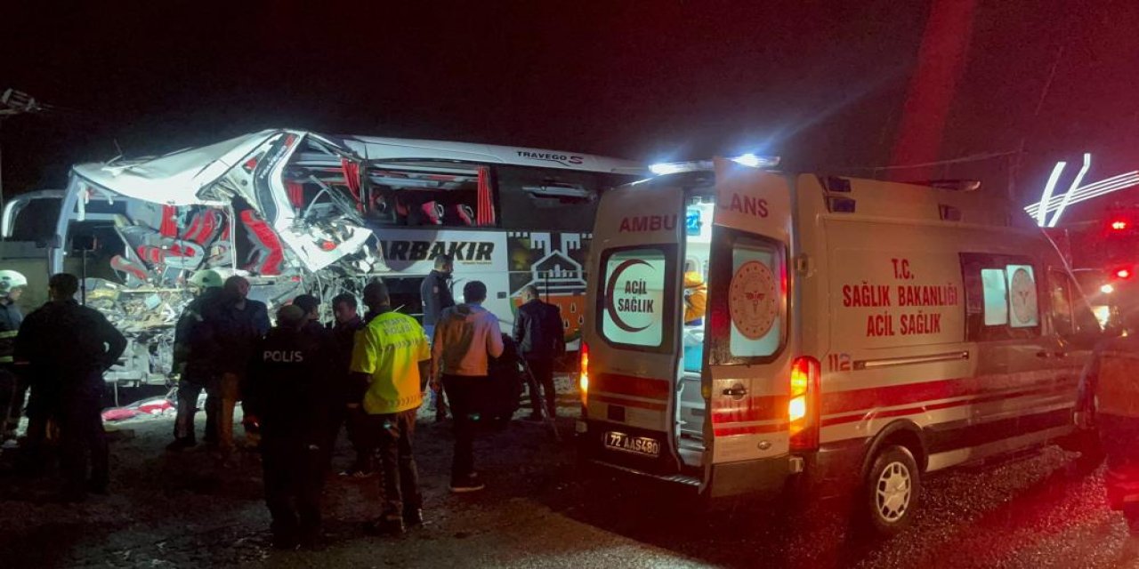 Diyarbakır otobüsü tırla çarpıştı, 2 ölü, 21 yaralı