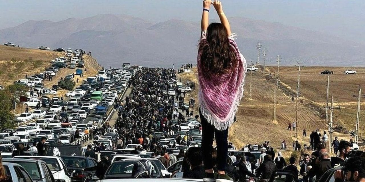 İran polisi, Amini'nin mezarını ziyaret eden halka ateş açtı
