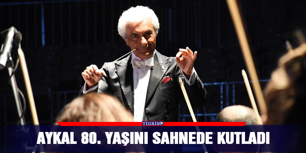 Aykal 80. yaşını sahnede kutladı