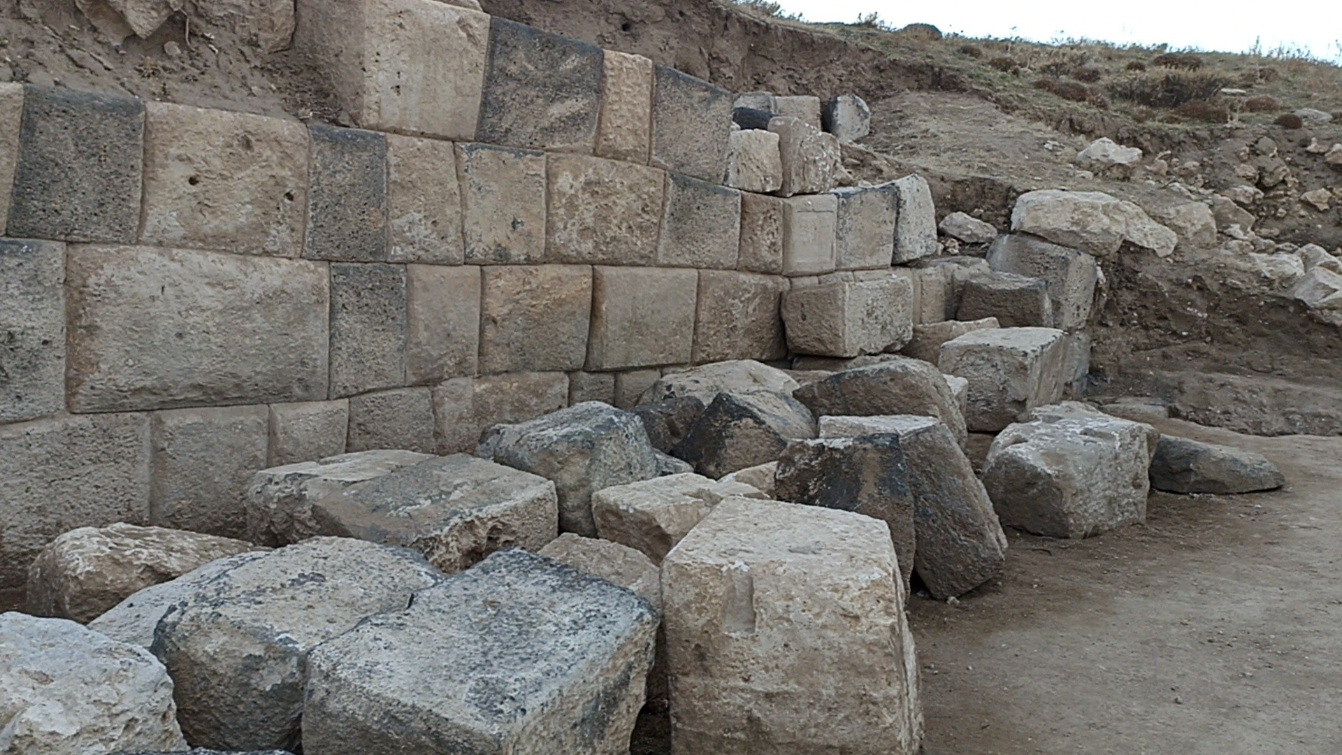 Van’da 4 kitabe bulundu