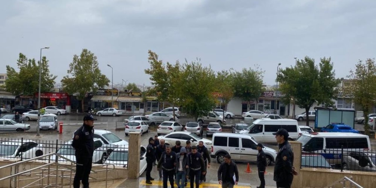 Parktaki bankları yaktılar