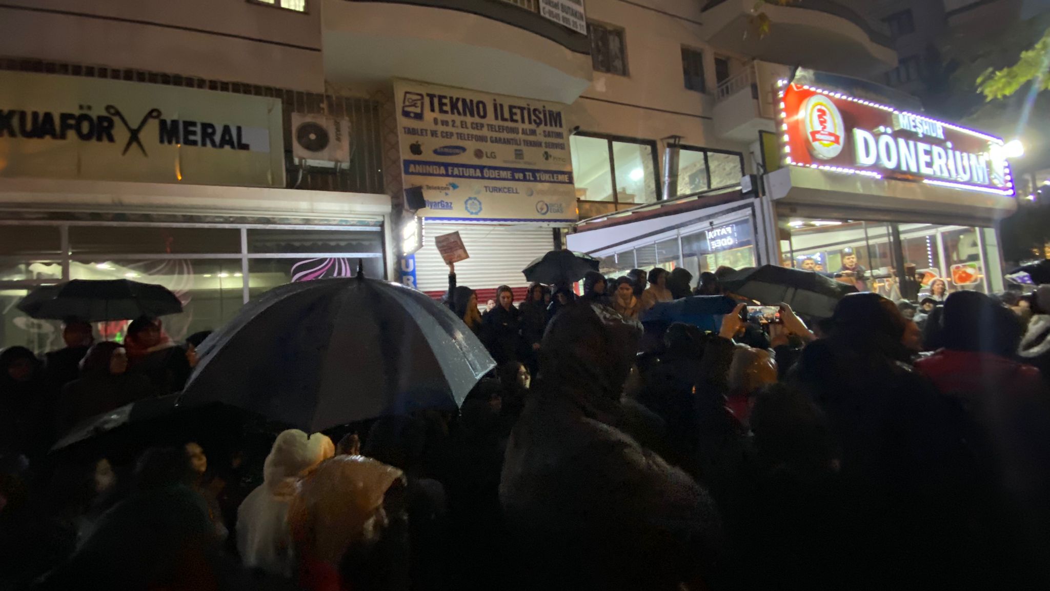 Diyarbakır'da kadınların yürüyüşüne polis engeli