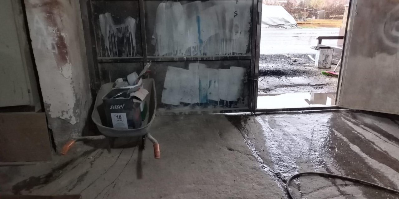 Sıfır asfalt yüzünden dükkanları su bastı!