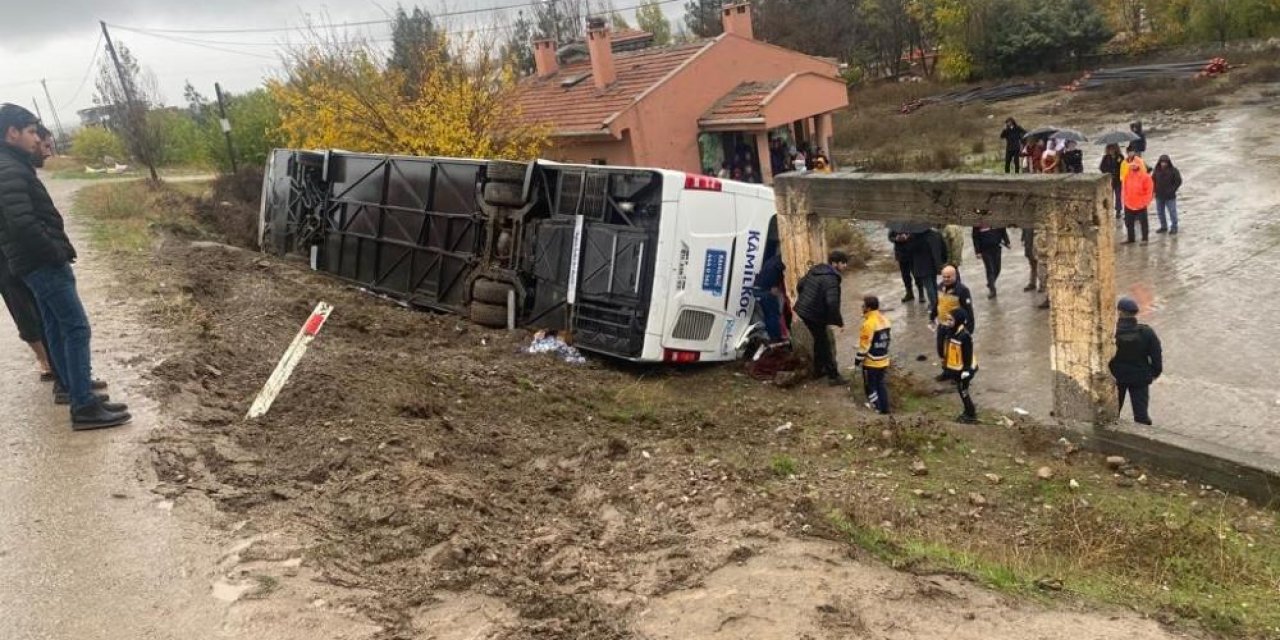 VİDEO - Diyarbakır’da yolcu otobüsü devrildi: 3’ü ağır 33 yaralı