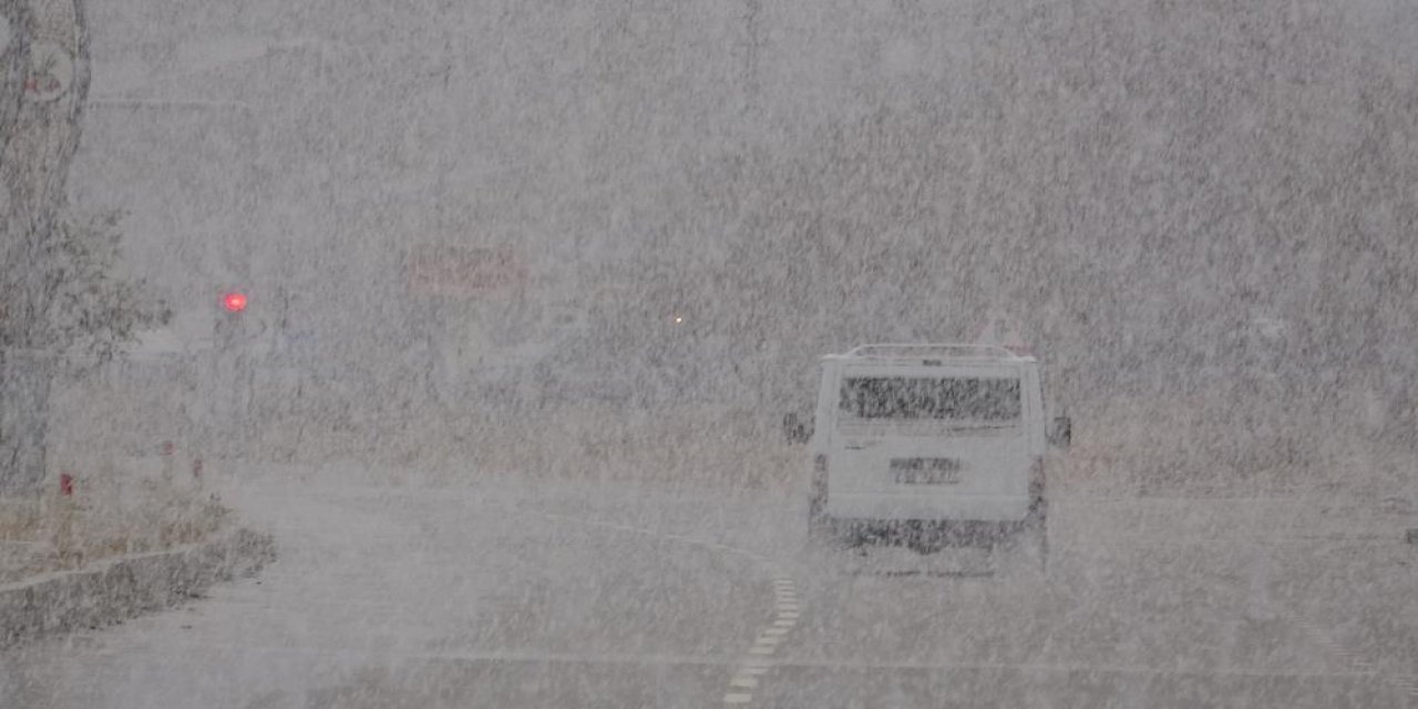 Yüksekova beyaza büründü