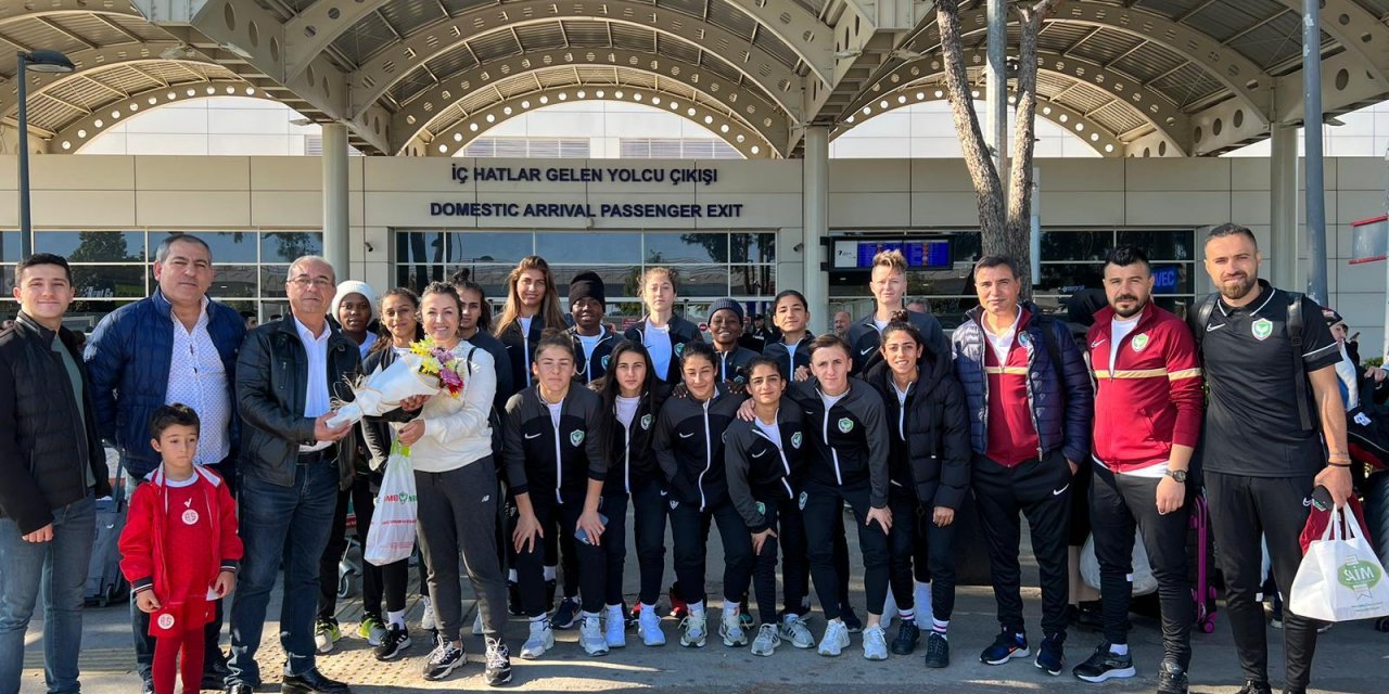 Amedspor kadın futbol takımına Antalya'da DİSİAD karşılaması