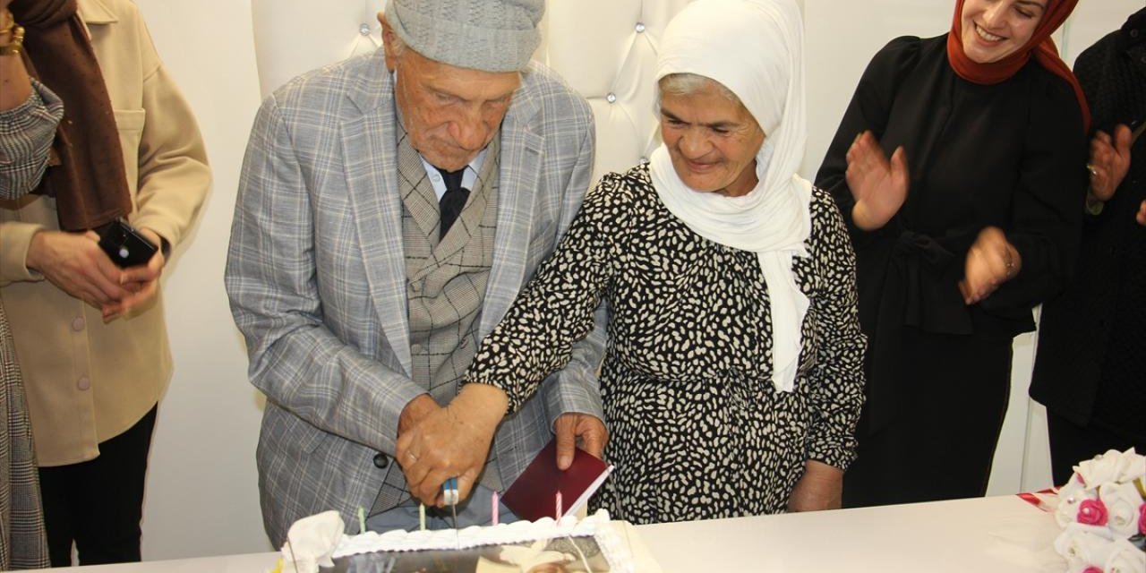 33 yıl birlikte yaşayan yaşlı çiftin resmi nikahı kıyıldı