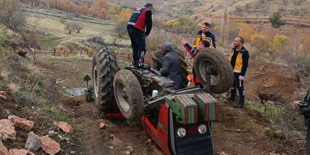 Devrilen traktörün sürücüsü hayatını kaybetti