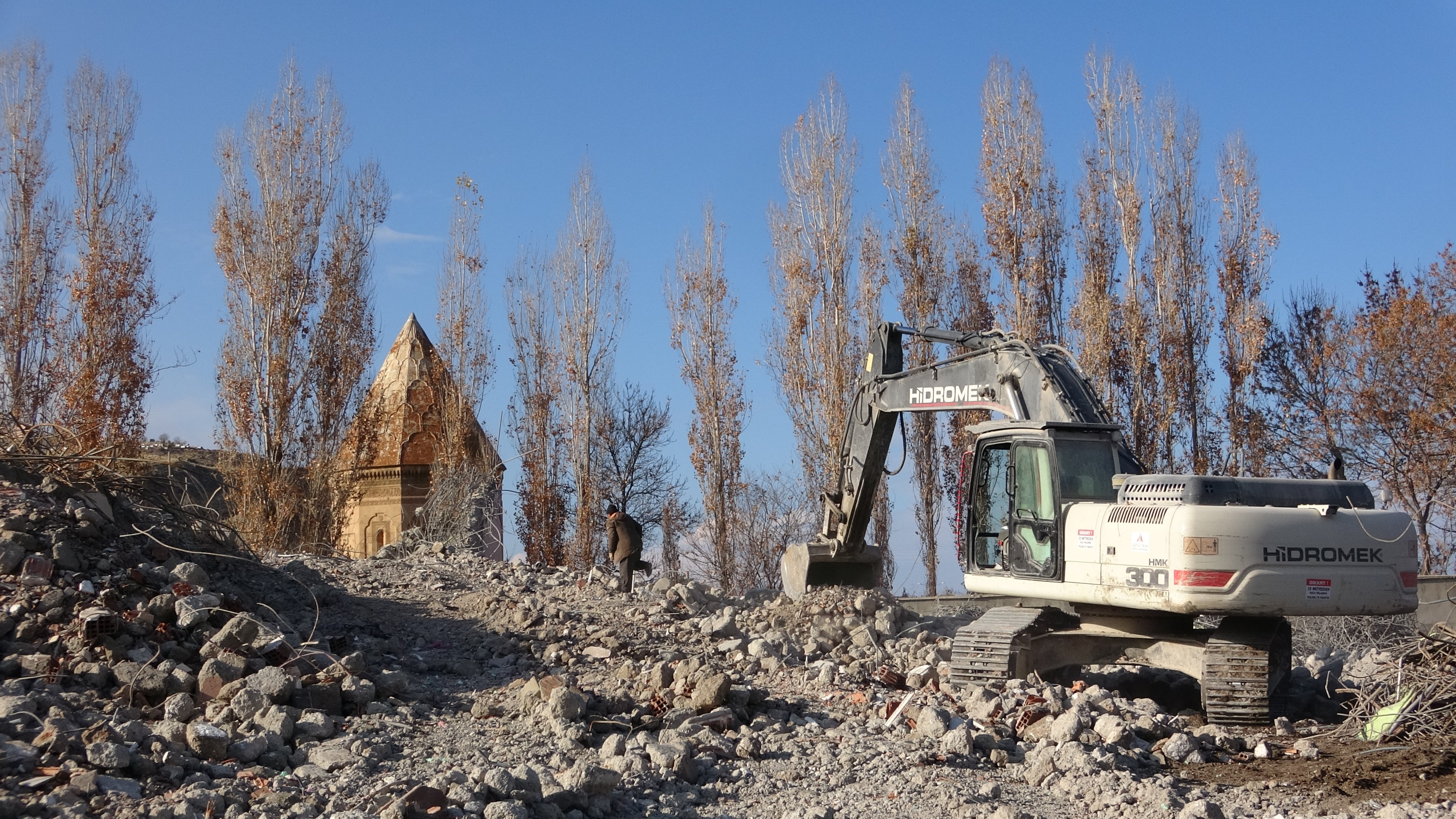 Tarihi yapının siluetini bozan bina yıktırıldı