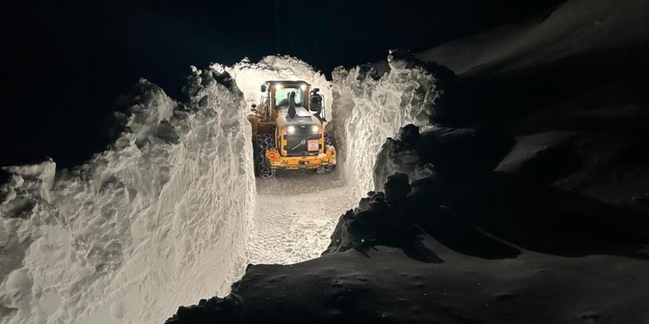 Hakkari’de 6 metreyi geçen kar tünelleri şaşırtıyor