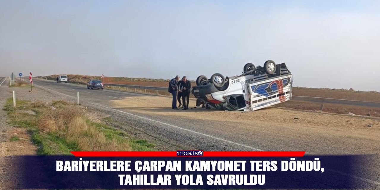 Bariyerlere çarpan kamyonet ters döndü, tahıllar yola savruldu