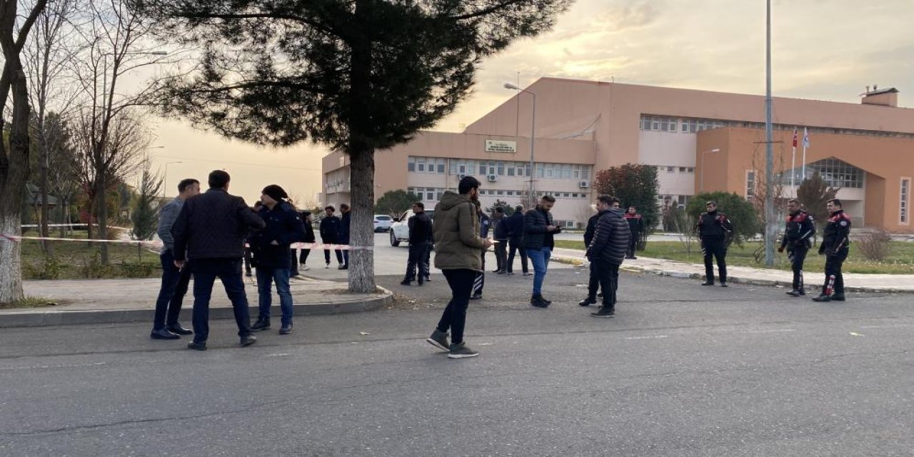 Diyarbakır’da üniversite personeline araçtan ateş açıldı
